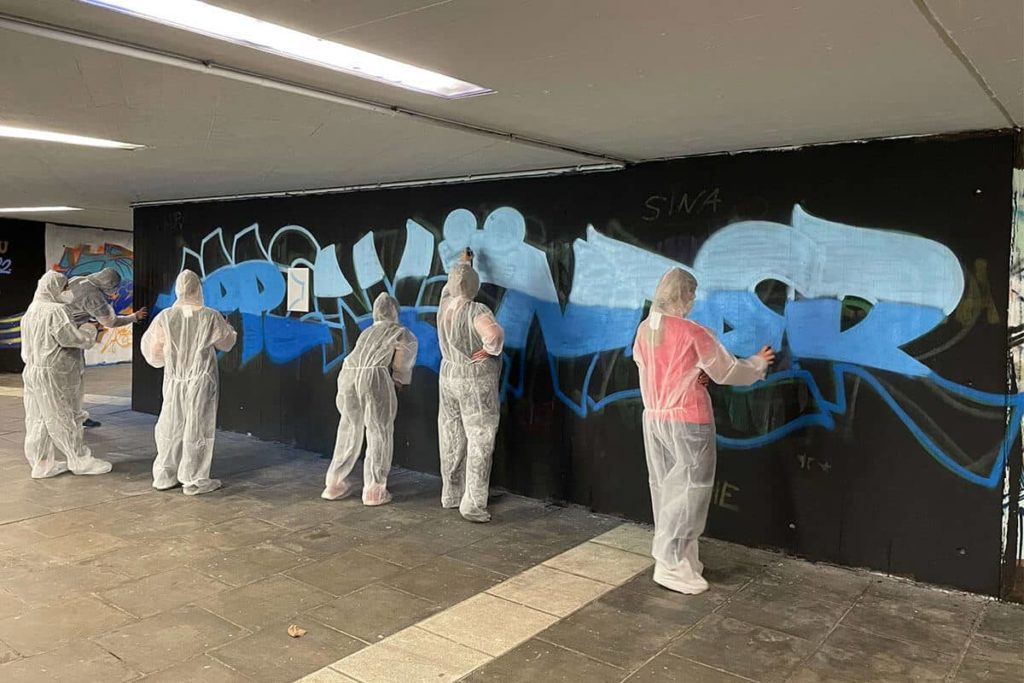 Zusammen der Oppenländer Rechtsanwaltskanzlei hat Moritz mit den Mitarbeitern ein Graffiti Firmenevent durchgeführt.