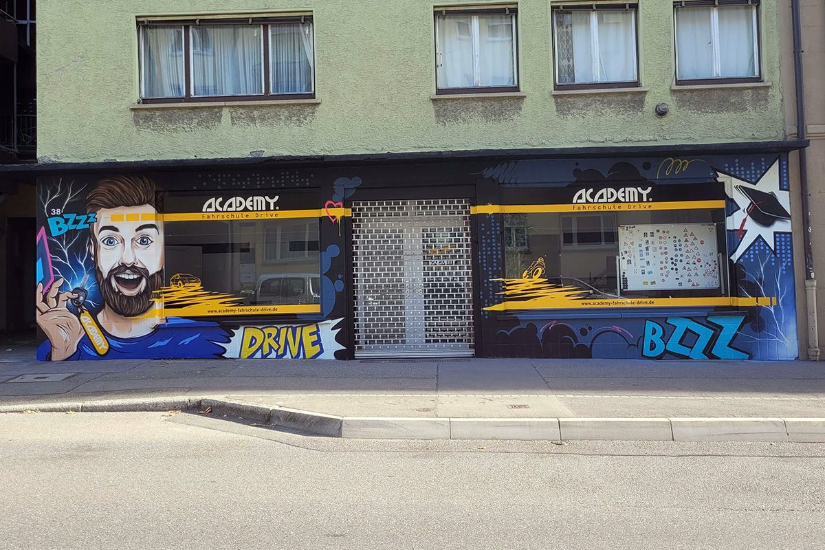 Für die Akademie Fahrschule Drive im Stuttgarter Osten, haben wir die Fassade mit einem farbenfrohen Graffiti gestaltet.
