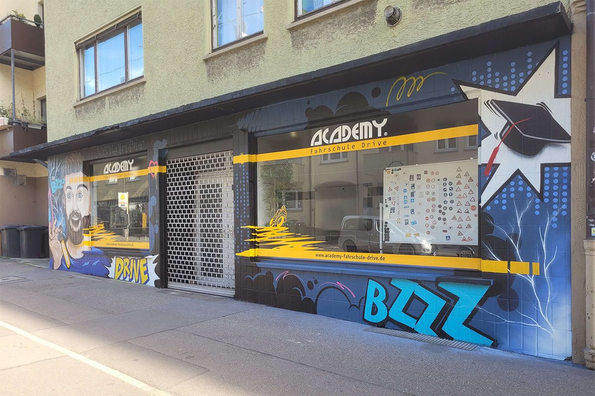 Für die Akademie Fahrschule Drive im Stuttgarter Osten, haben wir die Fassade mit einem farbenfrohen Graffiti gestaltet.