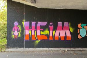 Unser erster Graffiti-Workshop in Mannheim mit der Abendakademie war ein kreatives Highlight!“ Theorie und Praxis kamen zusammen, und die Teilnehmer gestalteten ihre eigenen Kunstwerke in der Hall of Fame.